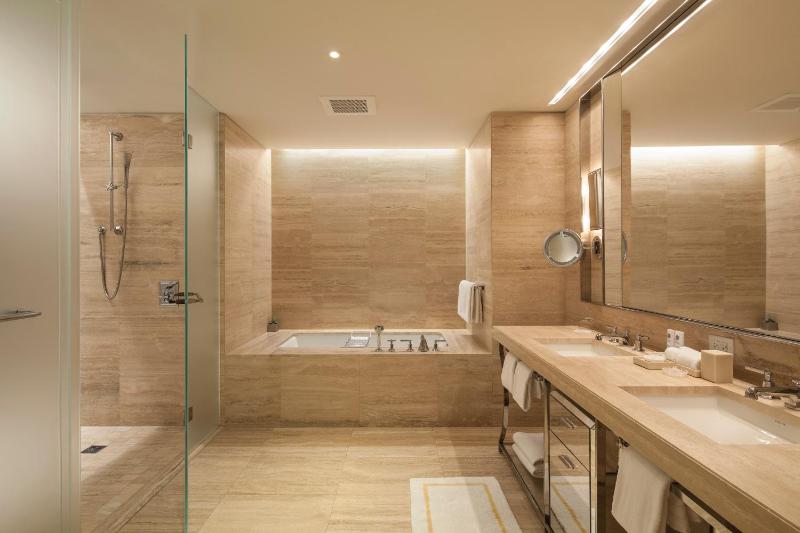 Imperial Oceanfront Suite, Suite, 1 King, Oceanfront image 1