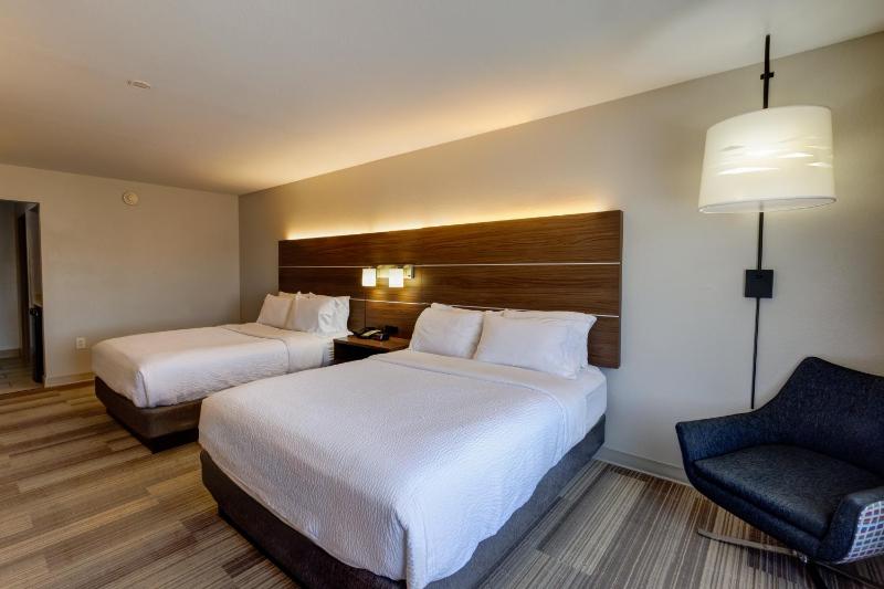 Standard Room with Two Queen Beds image 1