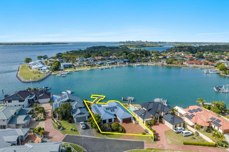 Dolphin Waters - Waterfront Delight with Private Pontoon - Holiday Yamba - image 13