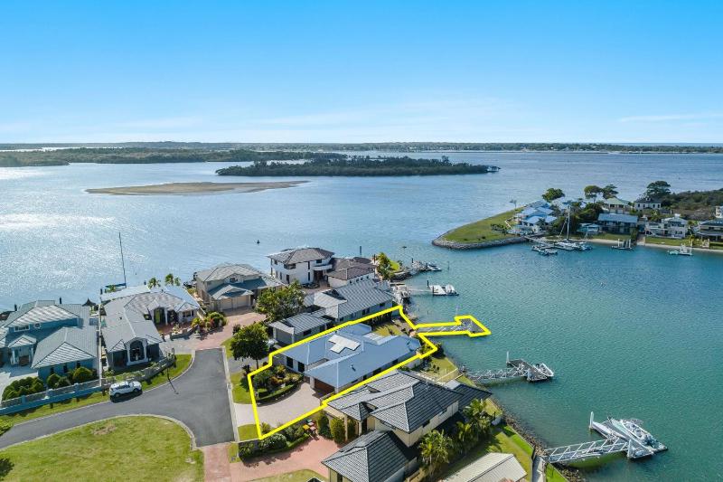 Dolphin Waters - Waterfront Delight with Private Pontoon - Holiday Yamba - image 11