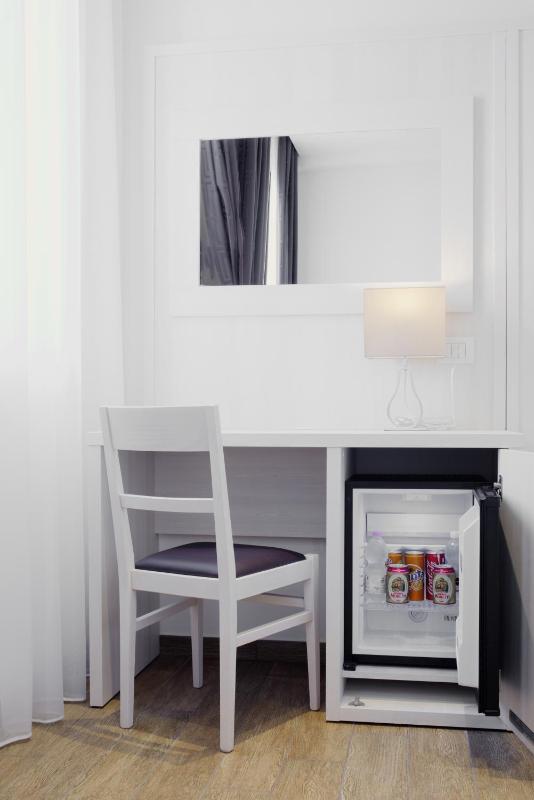 Deluxe King Room image 4