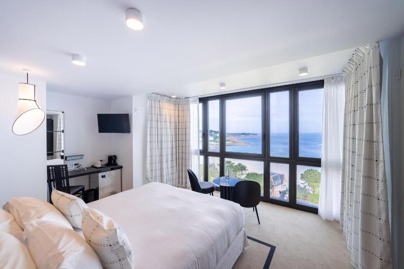 Double Room with Sea View image 3