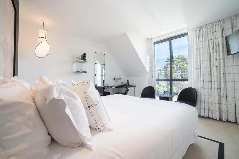 Double Room with Garden View image 3