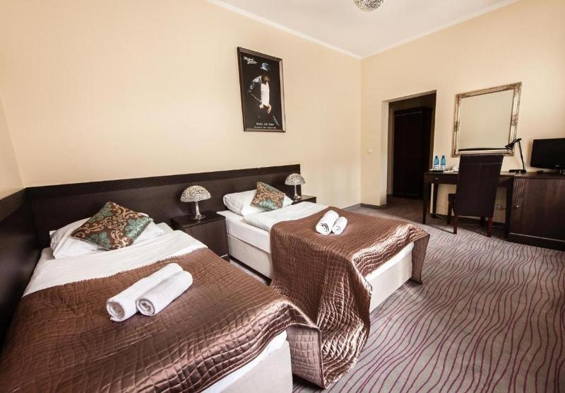 Twin Room image 4