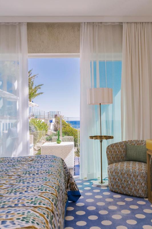 Suite with Balcony and Sea View image 4