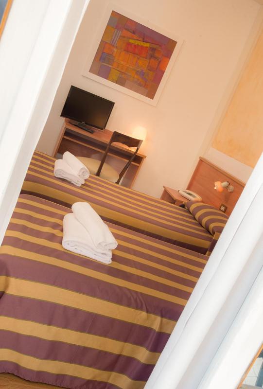 Triple Room with Balcony image 3