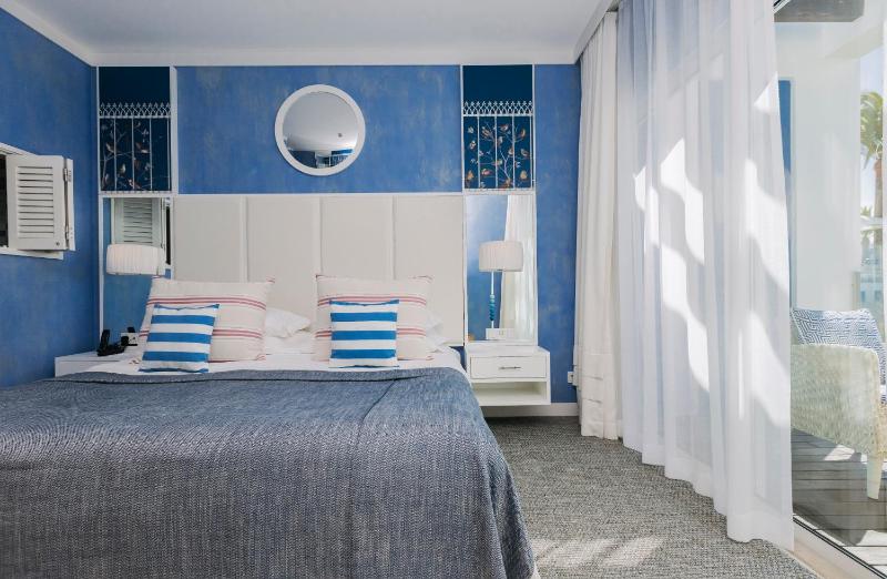 Deluxe Double Room with Sea View image 3