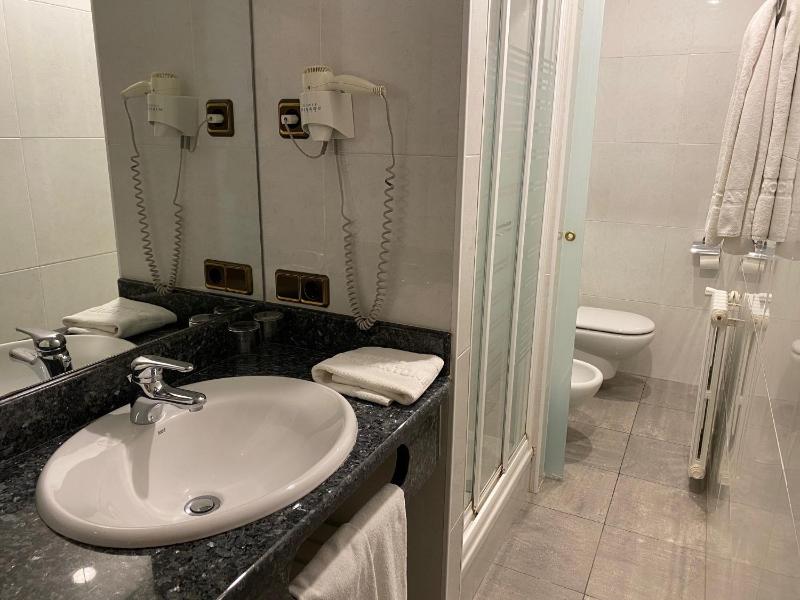 Double Room image 4