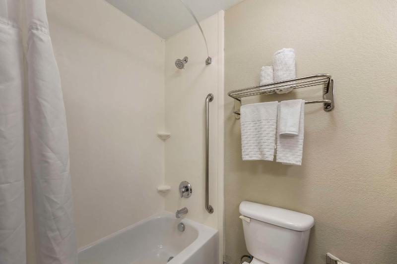 Queen Room with Two Queen Beds - Non-Smoking image 1