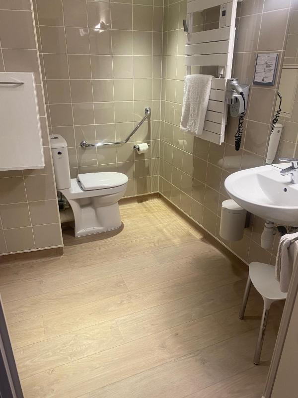 Queen Room - Disability Access image 2