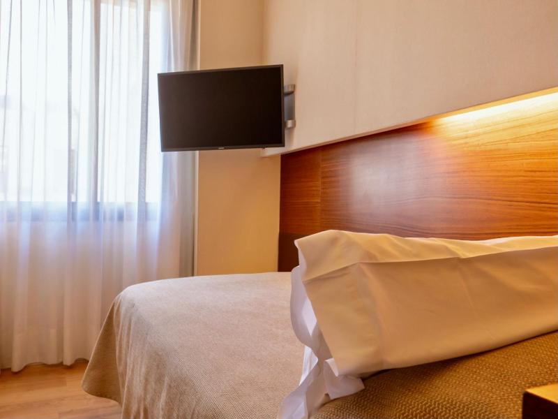 Single Room image 3