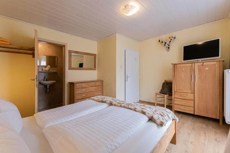 Double Room with Balcony image 3