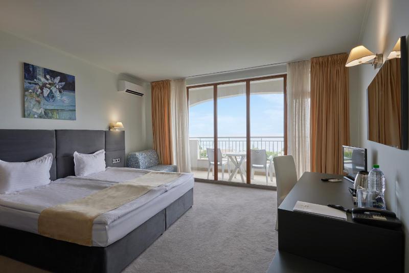 Double or Twin Room with Balcony and Sea View image 3