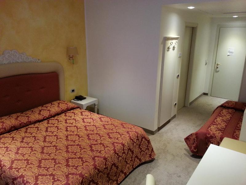 Superior Triple Room image 2
