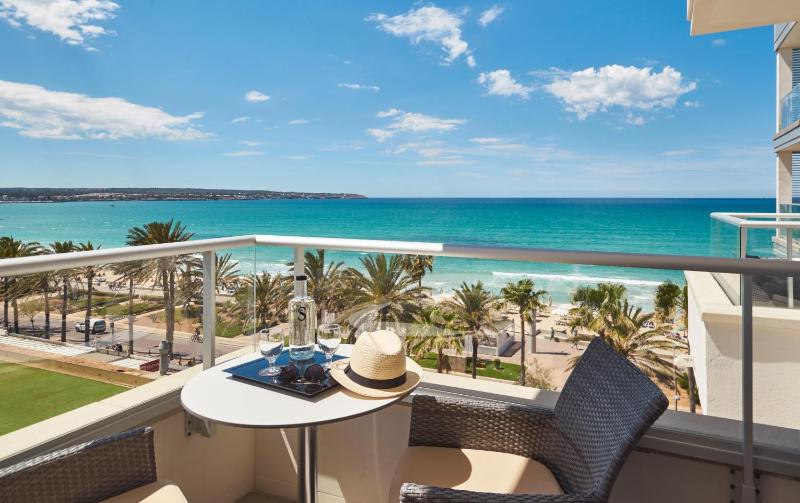 Double or Twin Room with Partial Sea View image 3