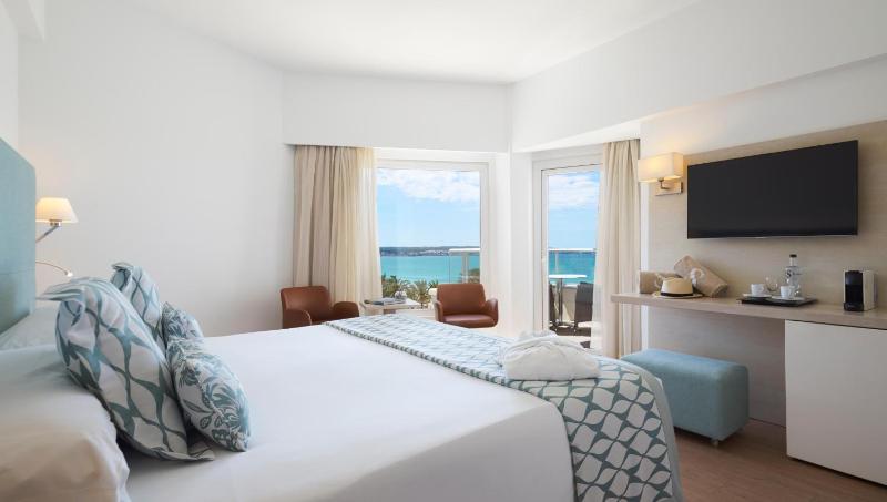 Double or Twin Room with Partial Sea View image 4