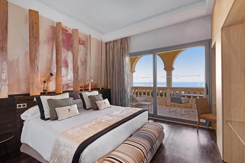 Deluxe Double or Twin Room with Sea View image 3