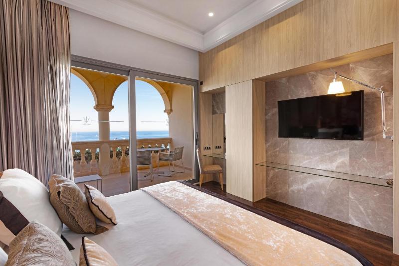 Deluxe Double or Twin Room with Sea View image 4