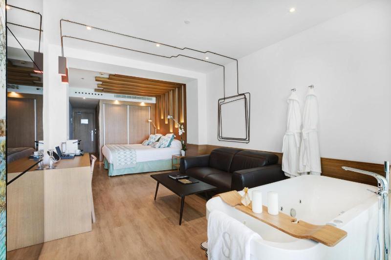 Junior Suite with Sea View image 4