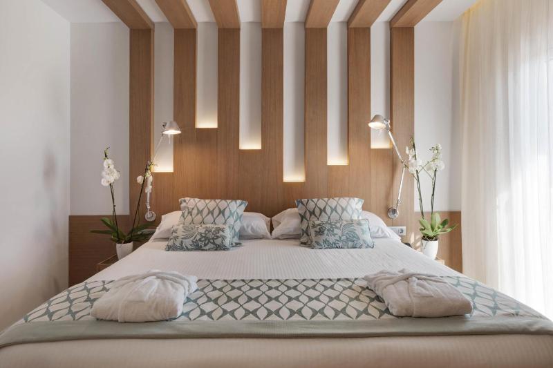 Premium Room with Partial Sea View image 4