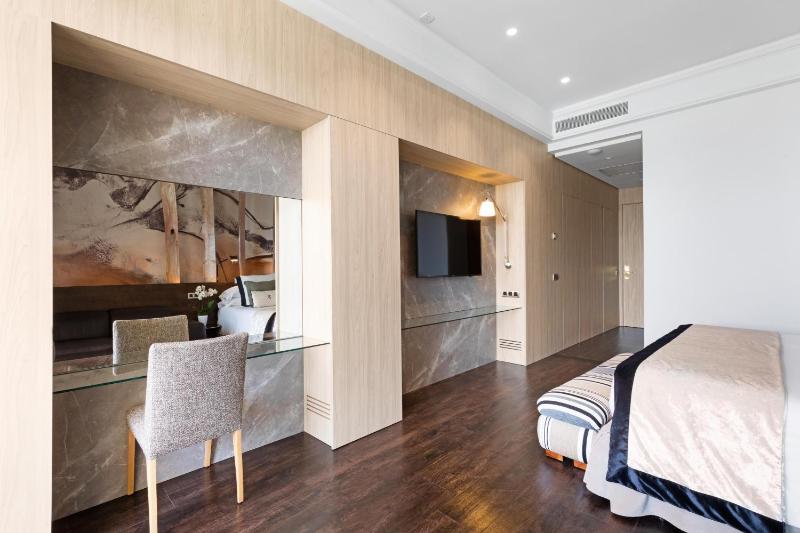 Superior Double Room image 4