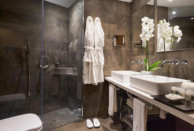 Double or Twin Room with Garden View image 4