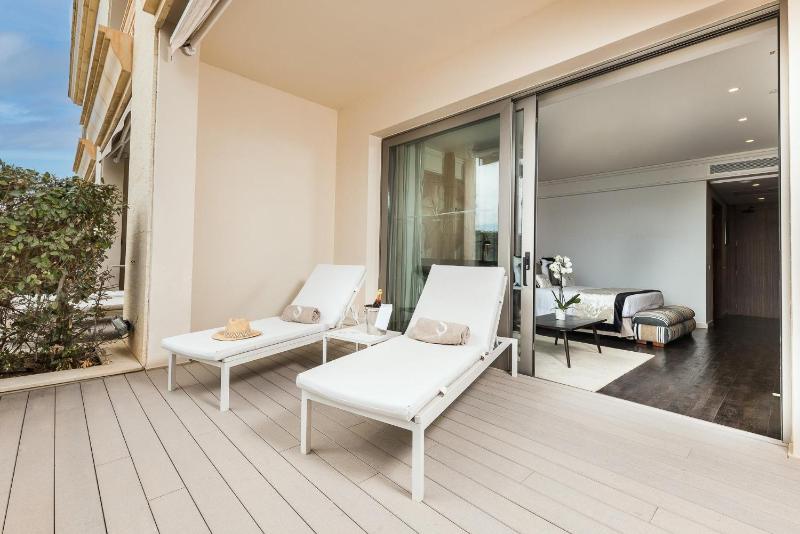 Superior Double Room Swim Up with Sea View image 4