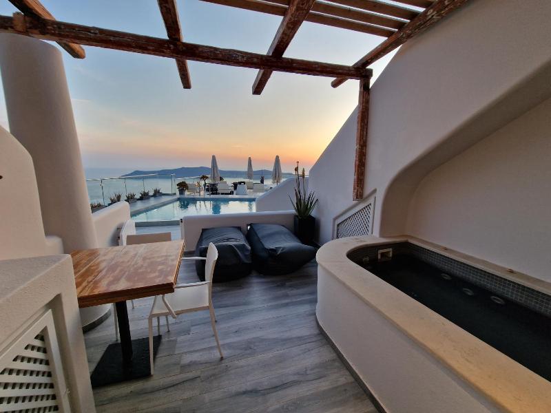 Modern Suite with Hot Tub and Caldera View image 1