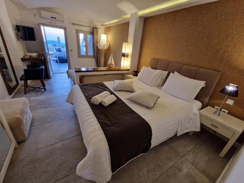 Modern Suite with Hot Tub and Caldera View image 3