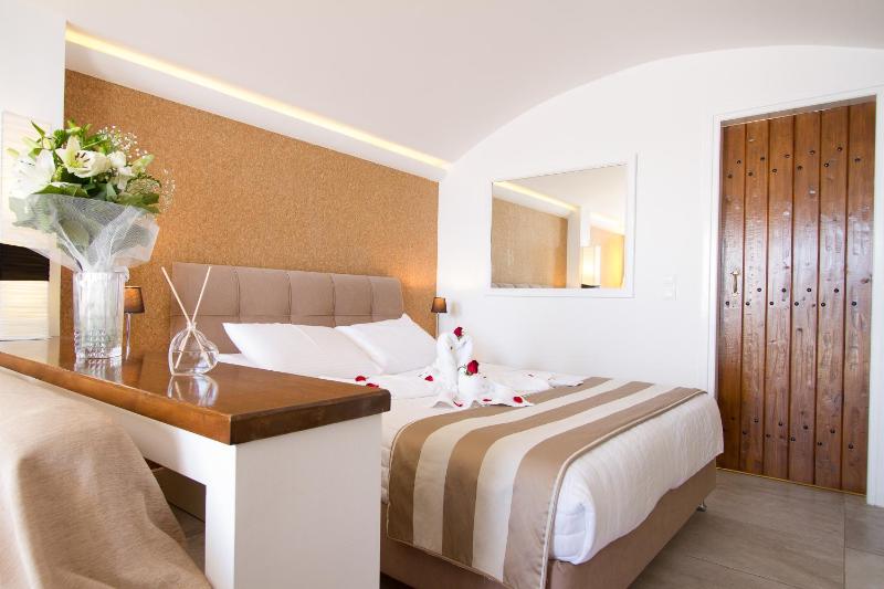 Honeymoon Suite with Hot Tub and Caldera View image 4