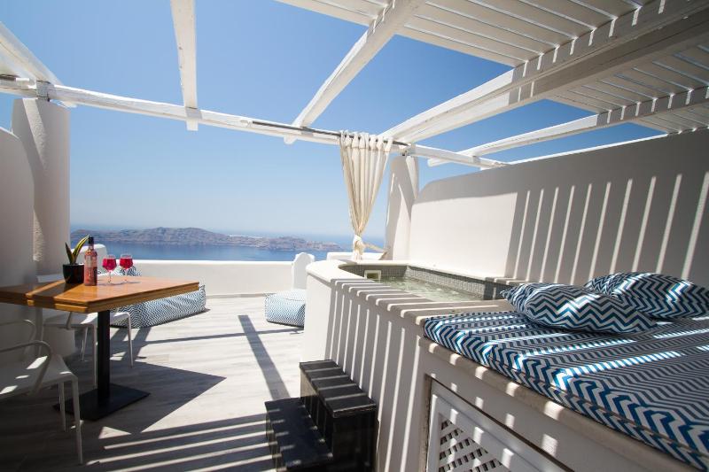 Honeymoon Suite with Hot Tub and Caldera View image 3