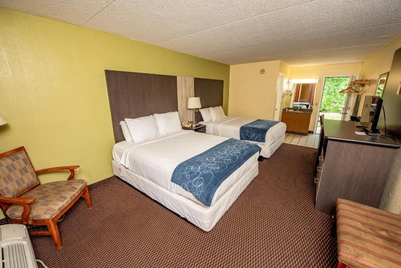 Queen Room with Two Queen Beds - River View (Non Smoking) image 4