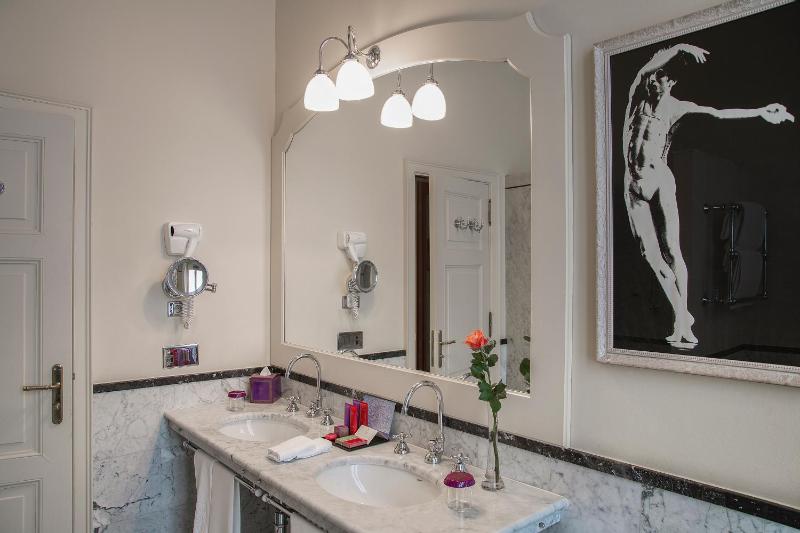 Junior Suite (3 Adults) image 2