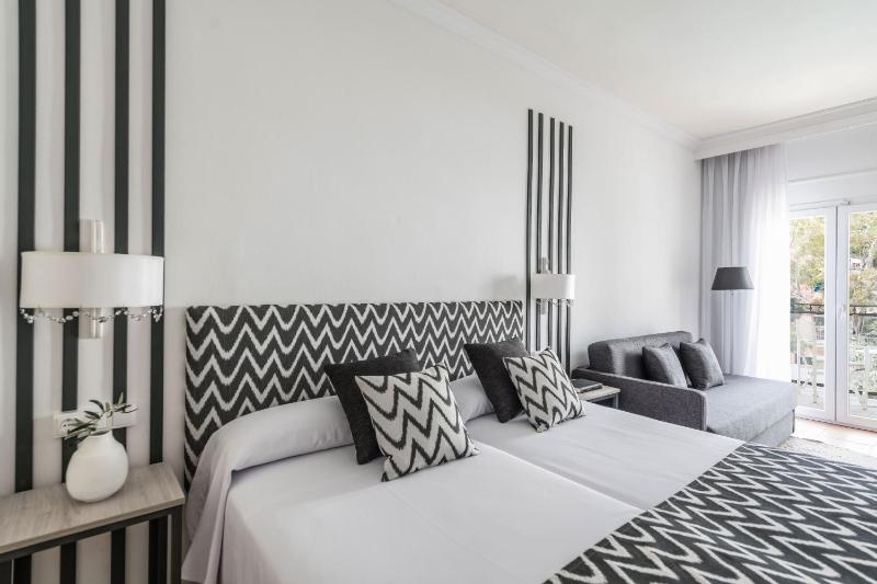 Double or Twin Room with Pool View or Natural Solarium View image 1