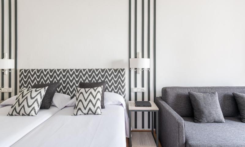 Double or Twin Room with Pool View or Natural Solarium View image 3