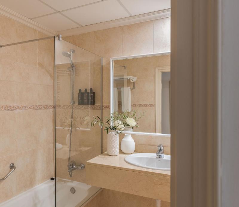 Triple Room with Pool View or Natural Solarium View image 2