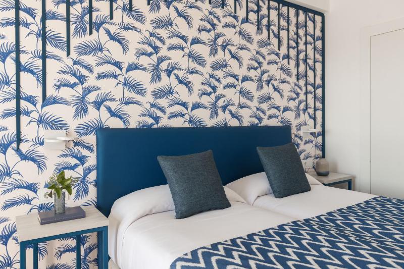 Double or Twin Room with Sea View image 3