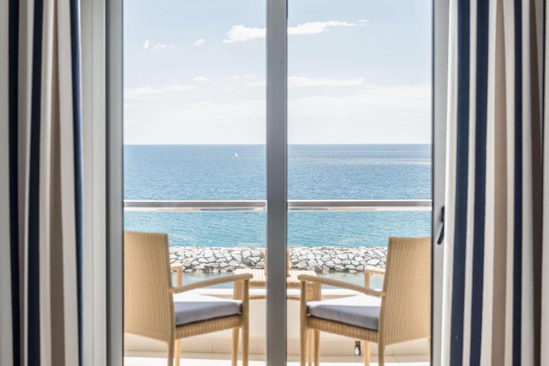 Superior Triple Room with Sea View image 3