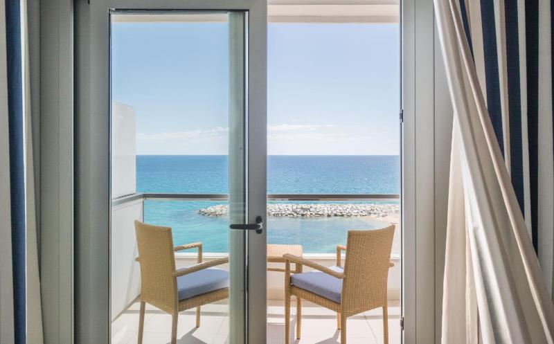 Superior Double Room with Sea View image 3