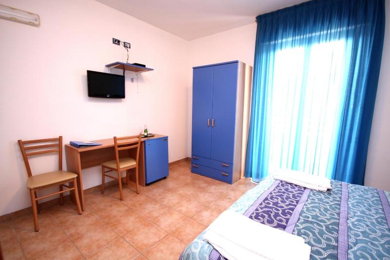 Double Room image 3