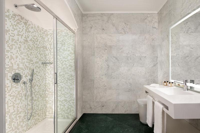 Superior, Guest room, 1 King image 3