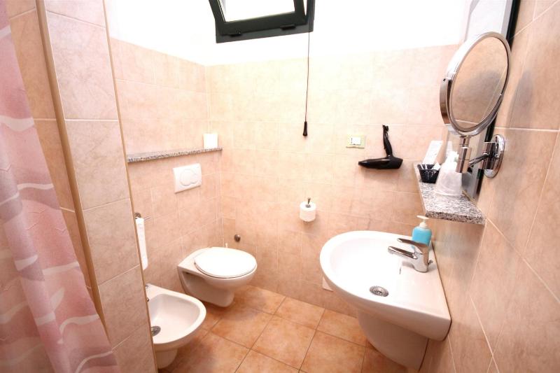 Standard Single Room image 3