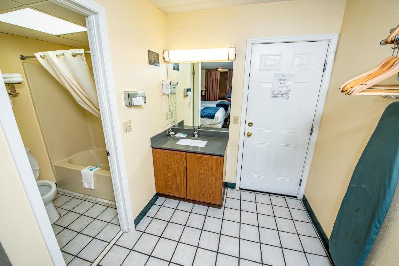 Queen Room with Two Queen Beds  (Non Smoking) image 2