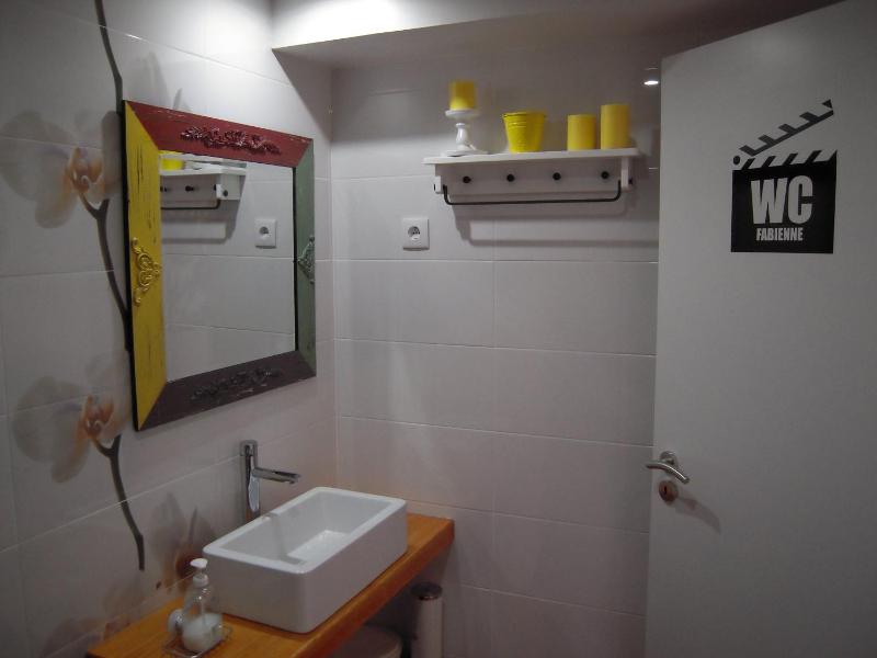 Twin Room with Private External Bathroom image 4