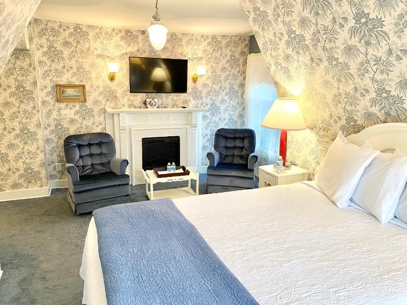 Deluxe Queen Room (Wedgewood) image 3