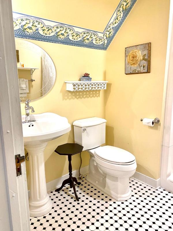 Deluxe Queen Room (Wedgewood) image 2