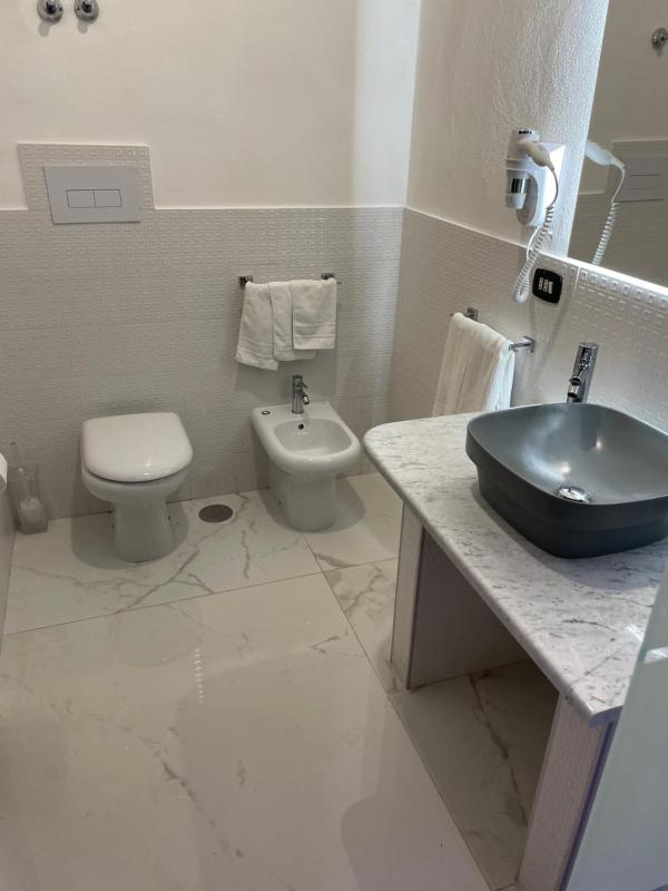 Large Double Room image 3