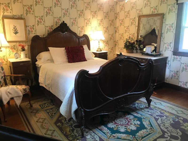 Queen Room with Spa Bath image 1