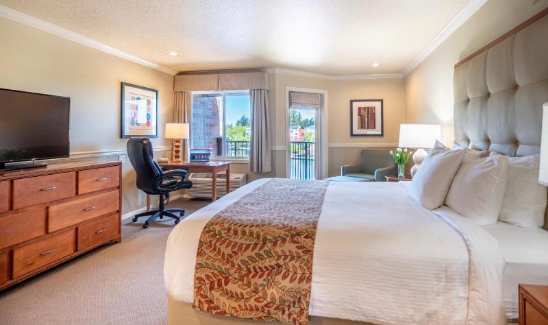 Superior King Room image 3