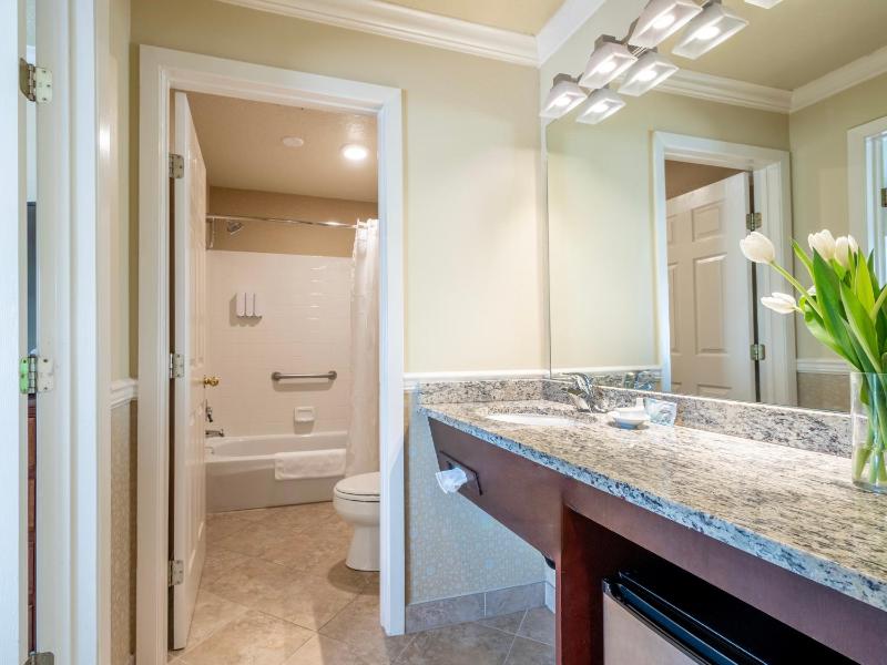 Suite with City View image 3